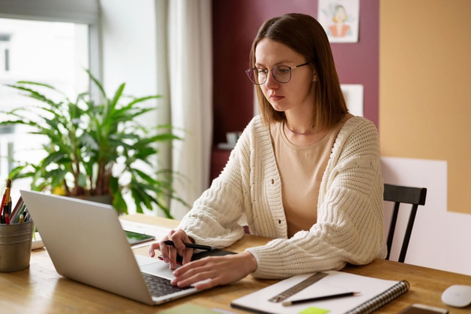 Profesionales analizando estrategias financieras para ventas empresariales